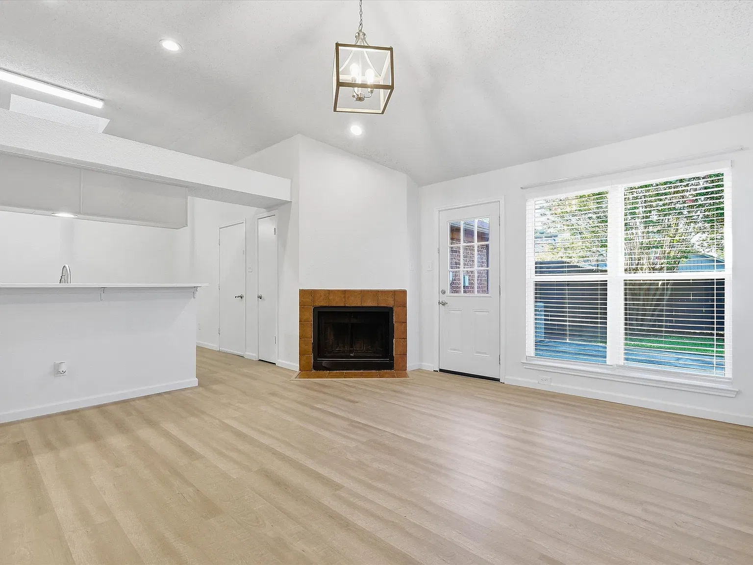 3 bed, 1190 sqft, $2,500 — Photo 3