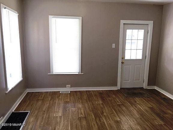 4th image of 1221 Valley Ave NW