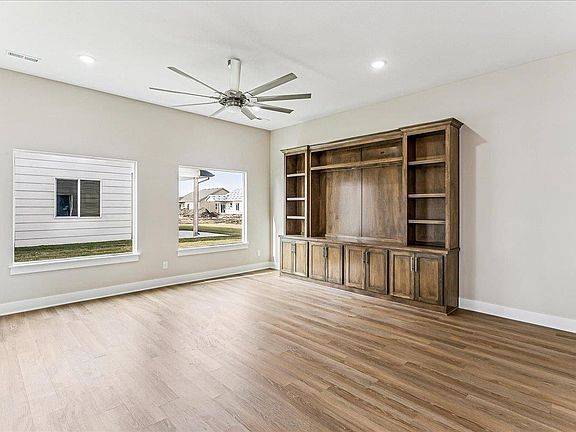 5th image of 1630 E Appleton St