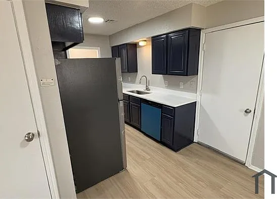 3 bed, 1123 sqft, $1,728 — Photo 2
