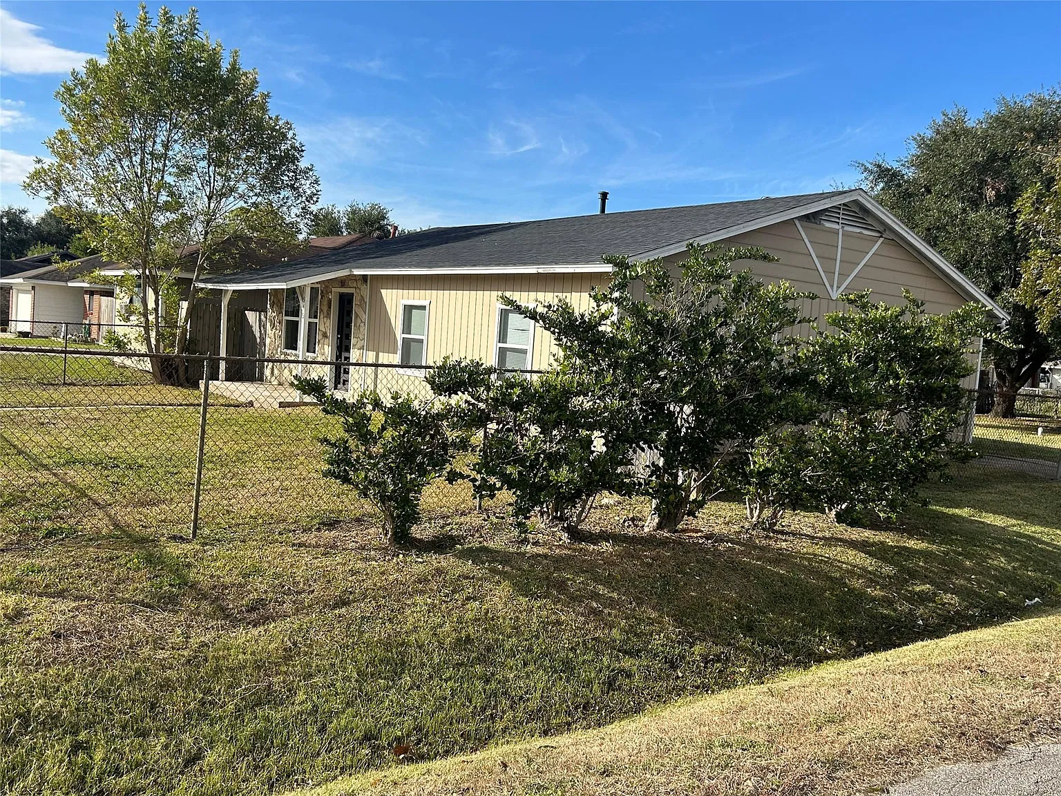 3 bed, 2.0 bath, 1160 sqft, $1,750 — Photo 2