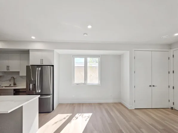 7412 34th Ave NW, Calgary, AB