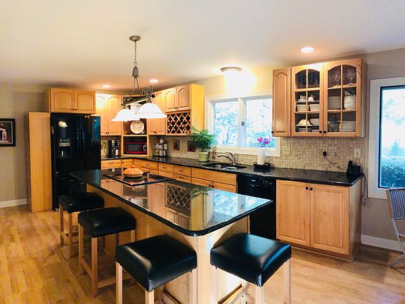 Spacious kitchen w granite 