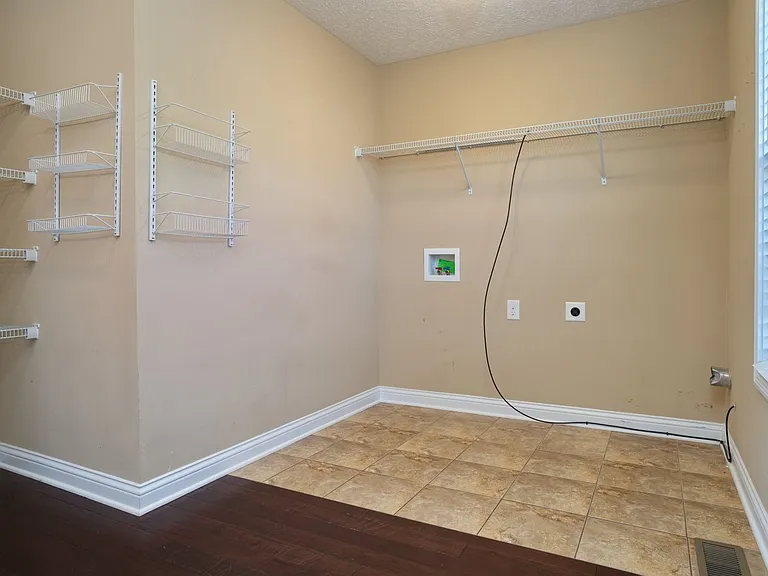 430 Knox Ave — Photo 25