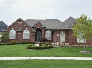 55803 Lochmoor Dr, Shelby Township, MI