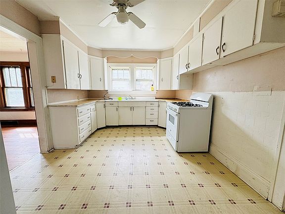 5th image of 1901 Riverview Dr