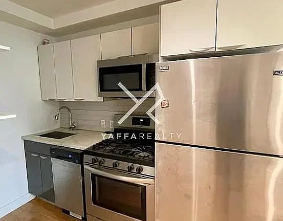4th image of 39 E 21st St #3D
