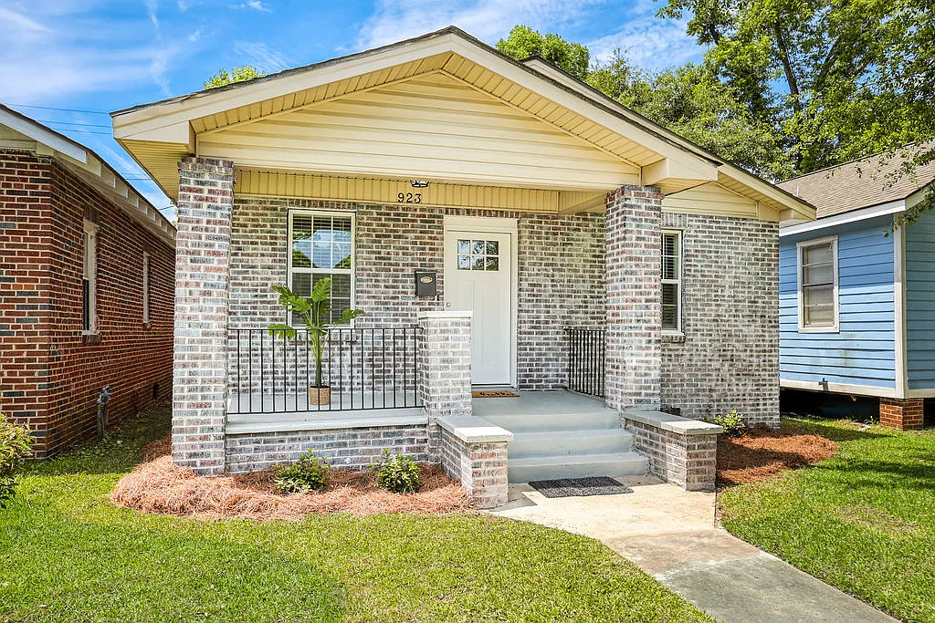 3 bed, 1056 sqft, $2,050 — Photo 3