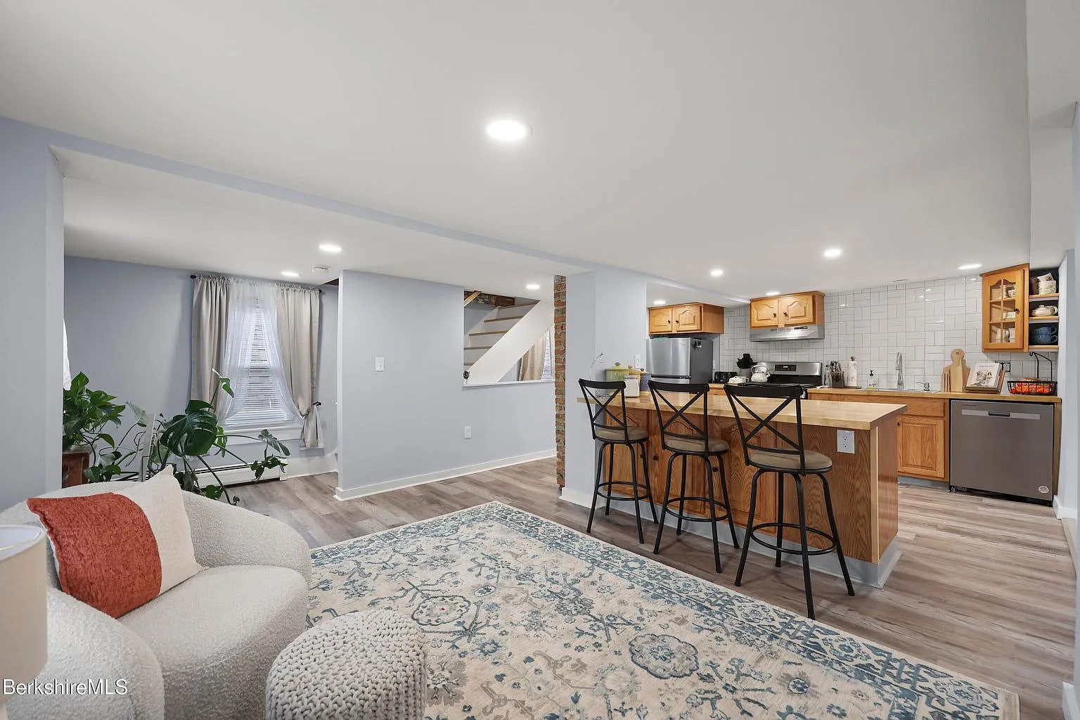 3 bed, 2.0 bath, 1200 sqft, $2,100 — Photo 2