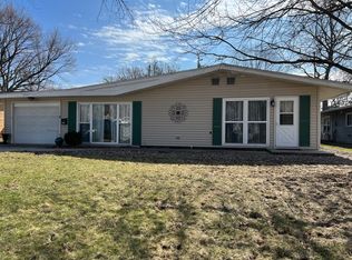 1907 Golden Dr, Bloomington, IL 61701