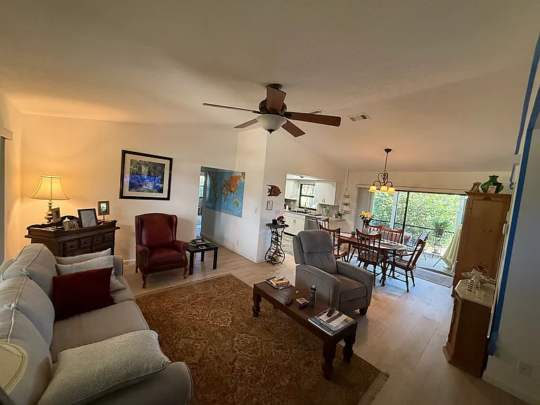 2507 Canterbury Dr N — Photo 7