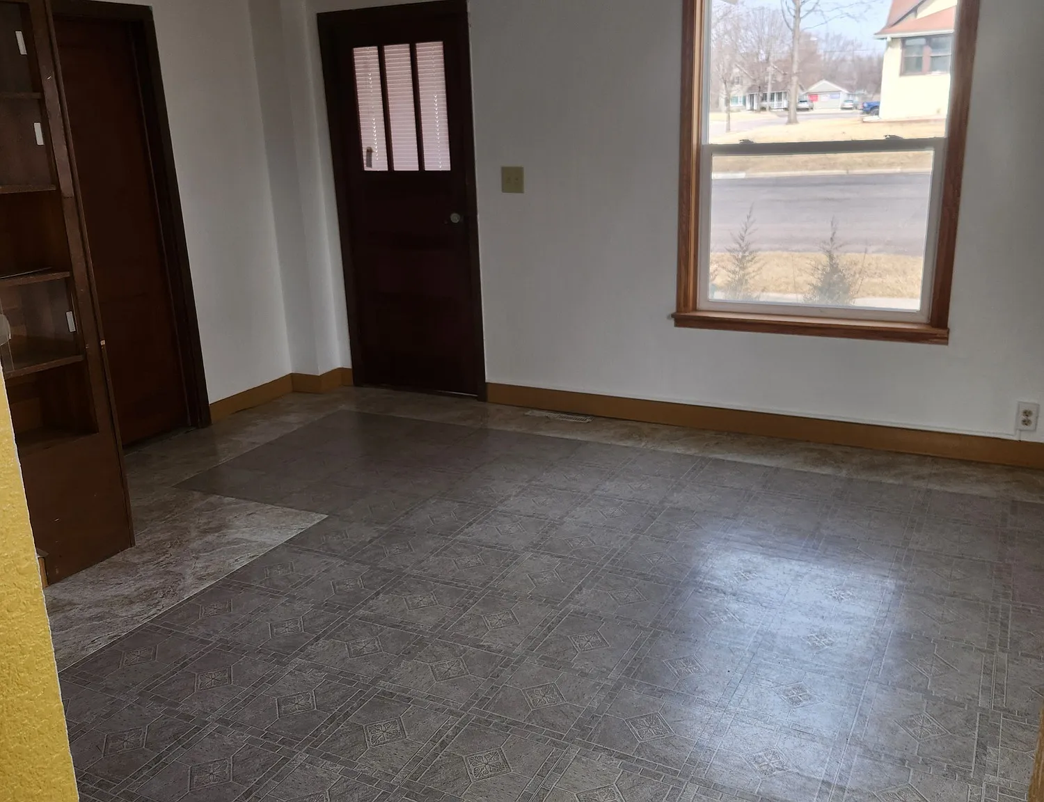 4 bed, 2200 sqft, $1,900 — Photo 3