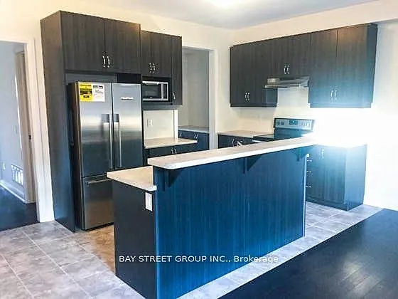 18 Military Cres — Photo 4