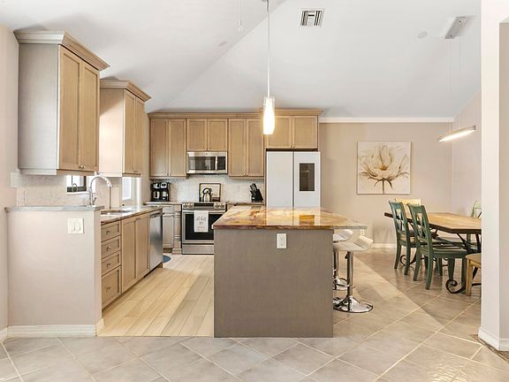 3rd image of 13477 Fountain View Blvd