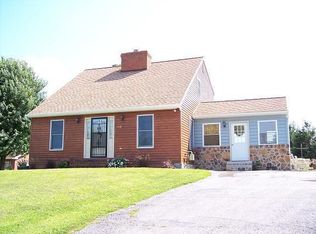 450 Clover Ln, Hanover, PA 17331