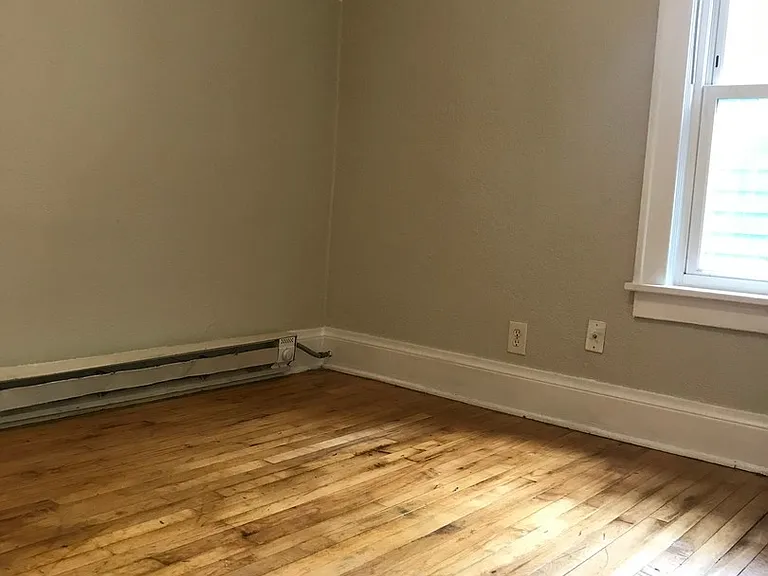 253 Queen Ave N — Photo 4