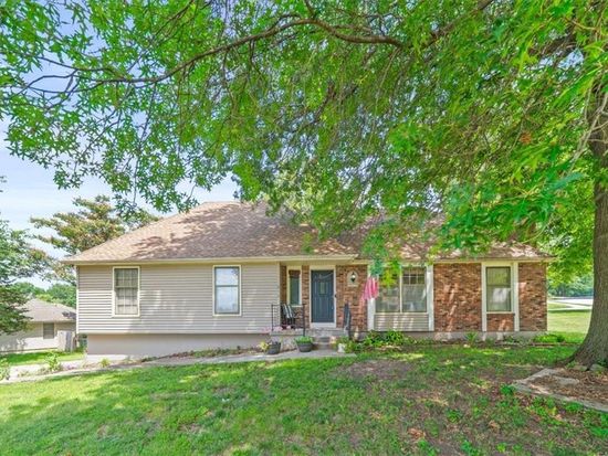 211 S Sunset Ln, Raymore, MO 64083