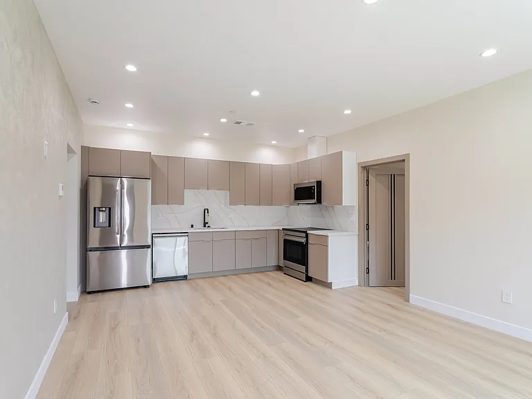 11120 Emelita St — Photo 3