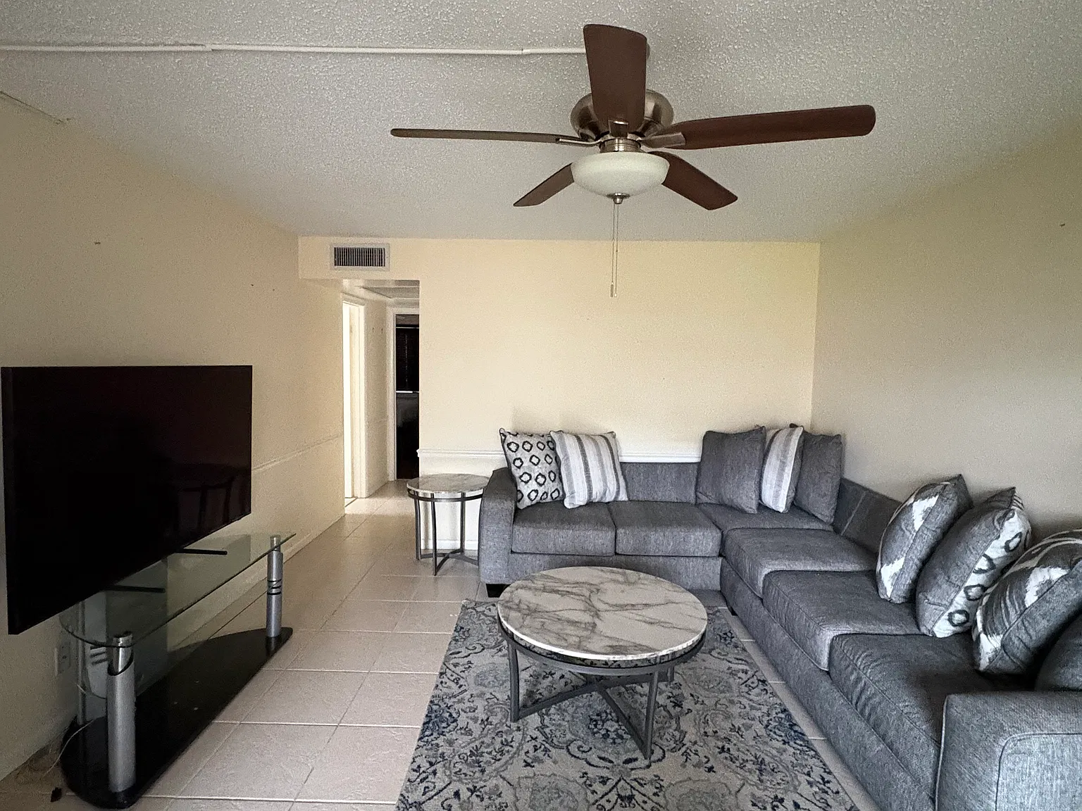 2 bed, 1.5 bath, 828 sqft, $1,800 — Photo 2
