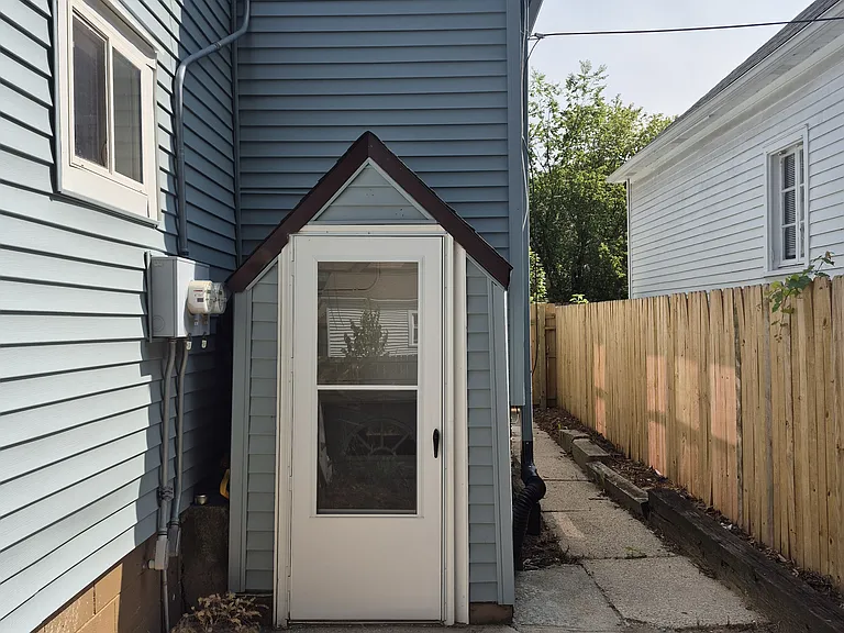 604 E Locust St — Photo 11