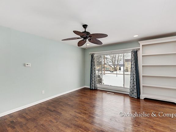 4th image of 6935 Weller Ave NE