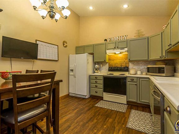4th image of 3403 SE Walnut Dr