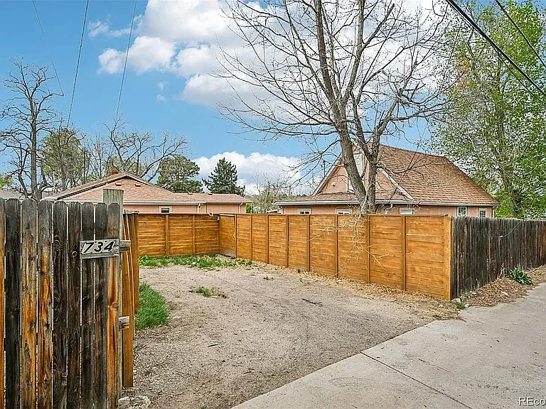 734 Perry St — Photo 11