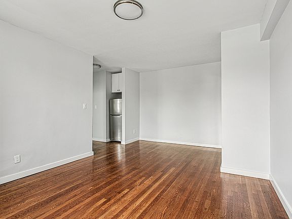 3rd image of 1135 Pelham Pkwy #2G
