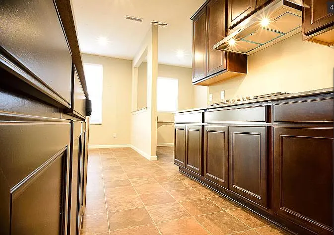 4 bed, 2.5 bath, 2800 sqft, $2,620 — Photo 3
