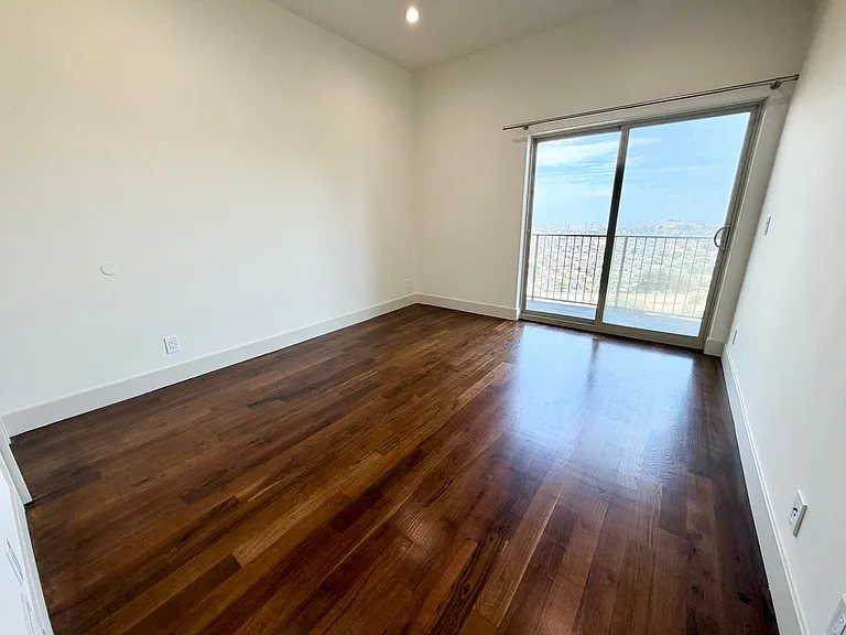 635 Burnett — Photo 14