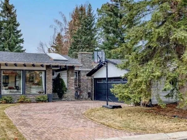 127 N Dalcastle Close NW, Calgary, AB T3A 1Z4