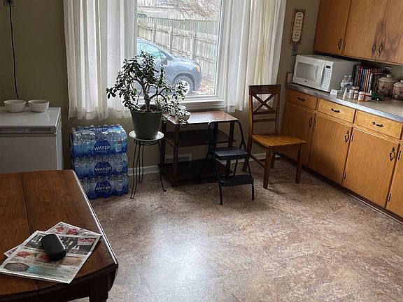 2nd image of 1224 E Lincolnway St