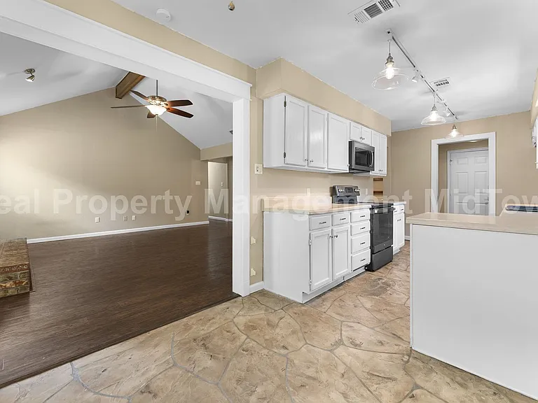 2132 Turf Club Dr — Photo 8