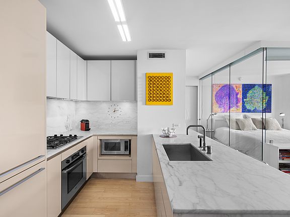 4th image of 322 W 57th St APT 33L