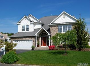 7 Hickory Hill Dr, Holtsville, NY 11742