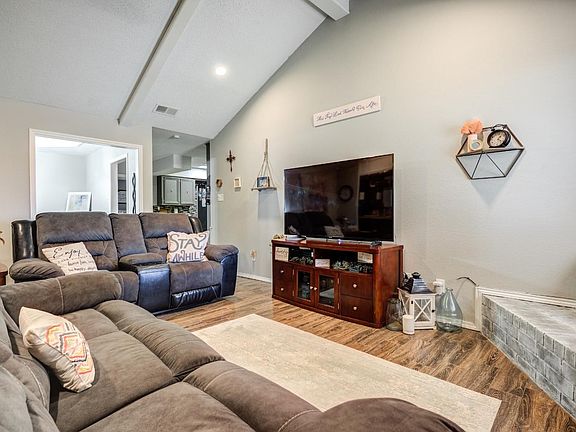 4th image of 601 E Reppto St