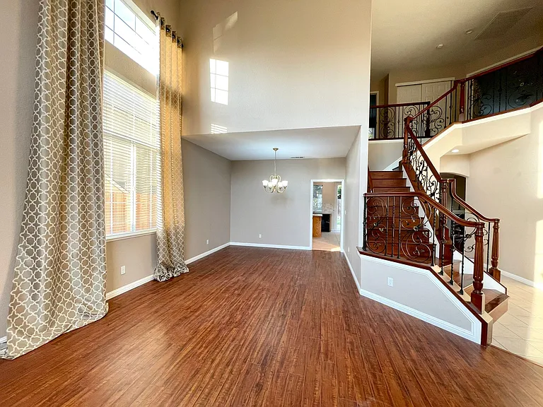 5531 Sage Dr — Photo 2