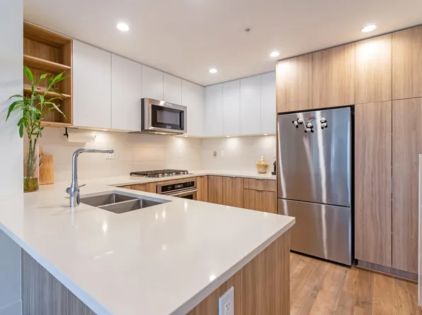 750 Dogwood St #412, Coquitlam, BC V3J 4B5