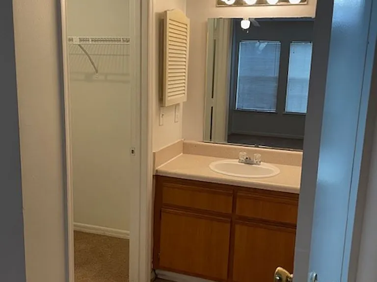6052 Westgate Dr #102 — Photo 18