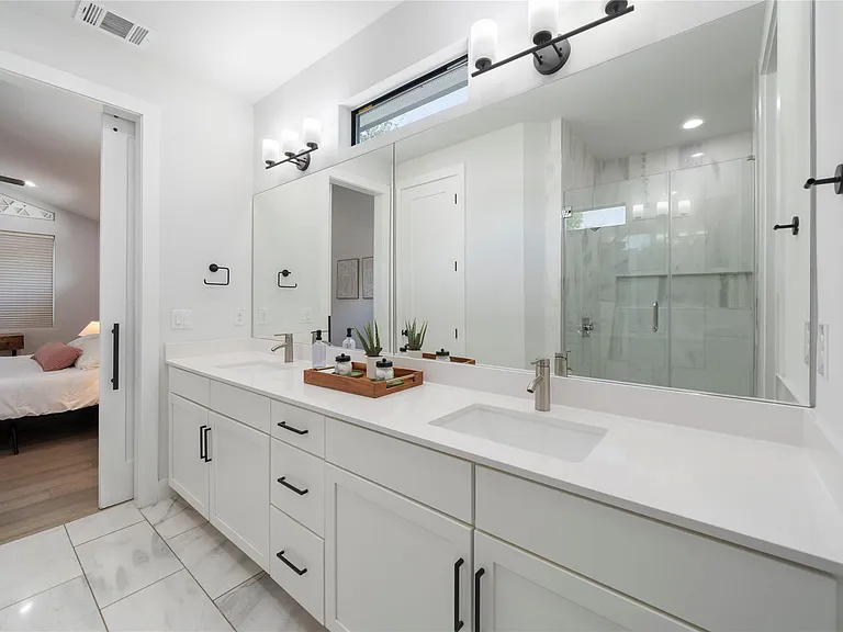 1306 E 3rd St #1 — Photo 32