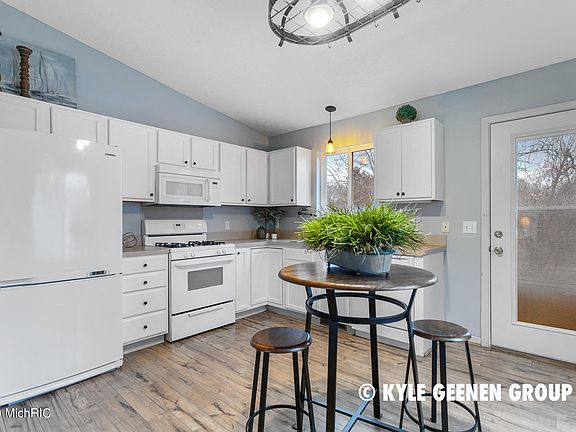 5th image of 3048 Burritt St NW