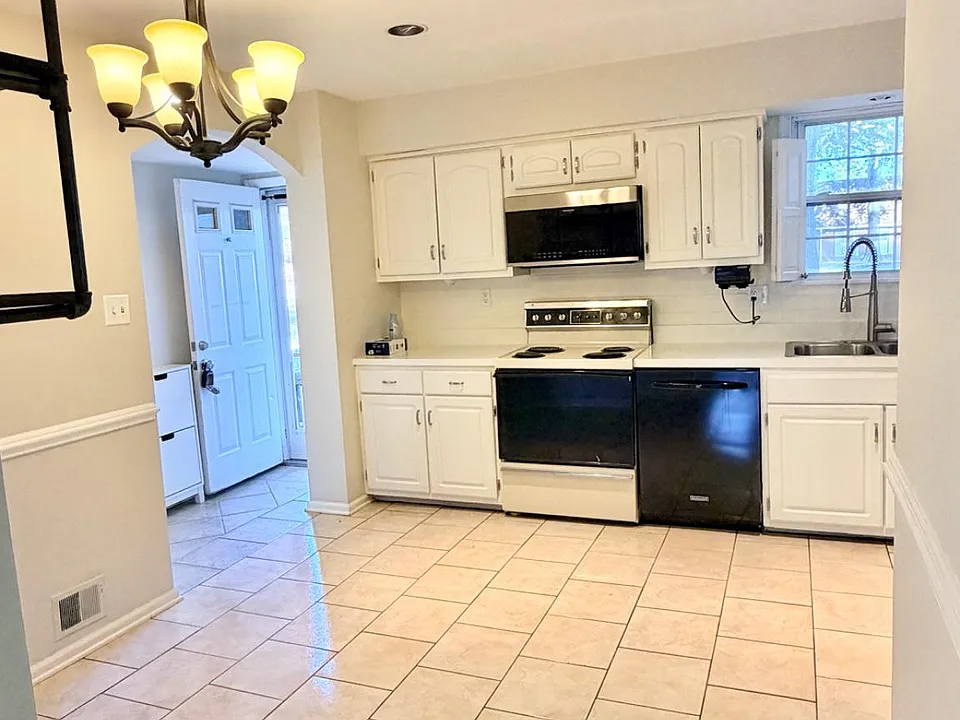 736 Village Ln