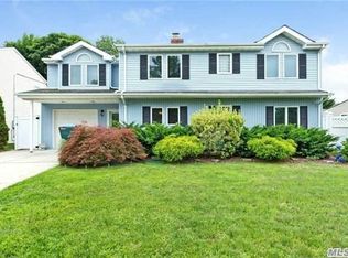 17 Bobolink Ln, Levittown, NY 11756