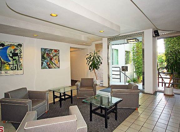 4th image of 901 10th St APT 305