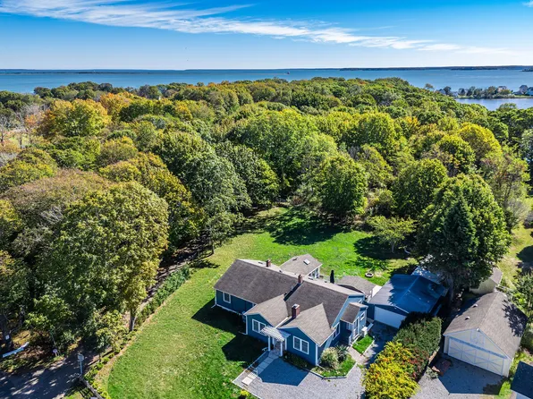 10940 Main Rd, East Marion, NY 11939