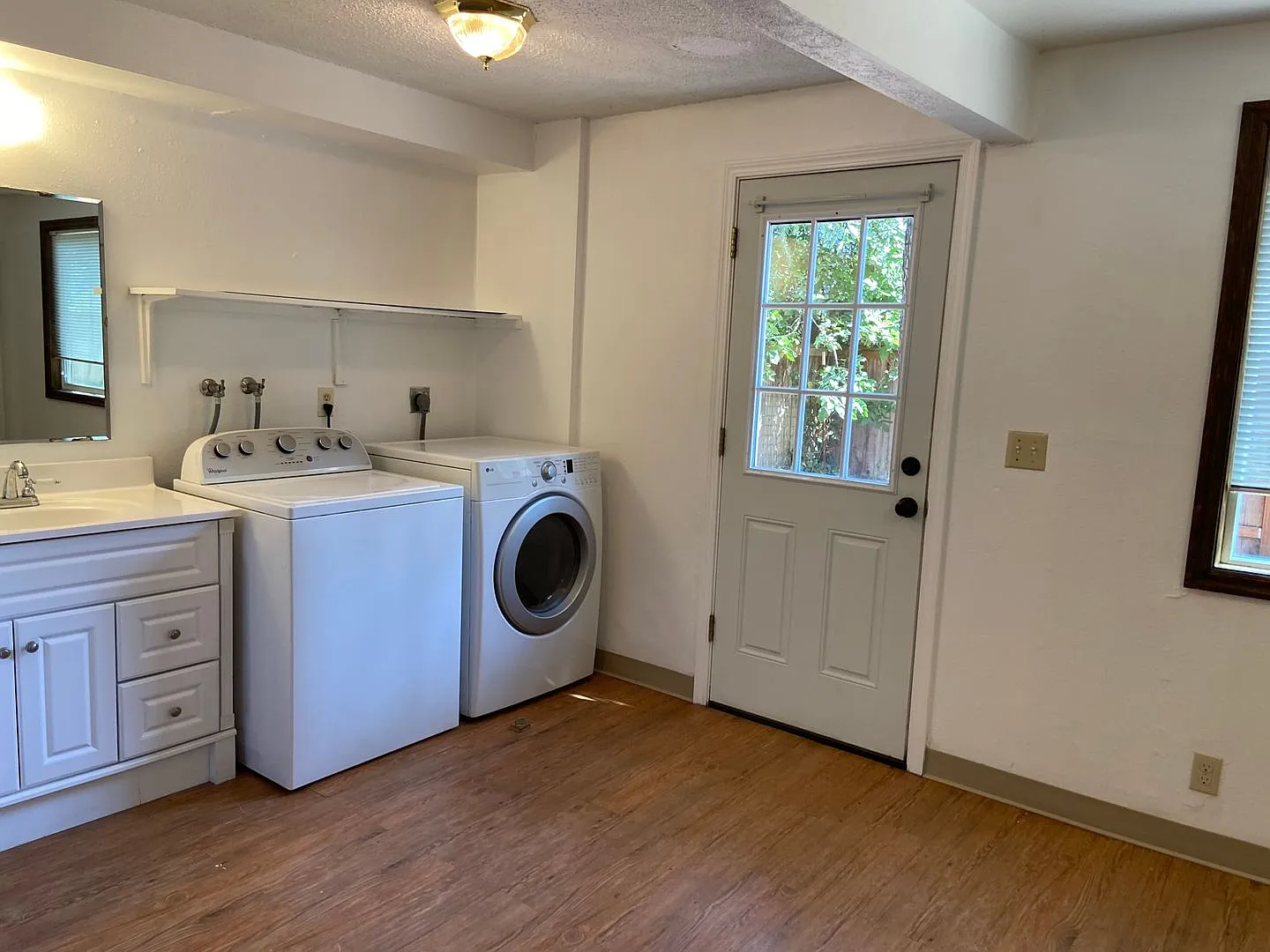 Four Bedroom Home Near Campus — Photo 3