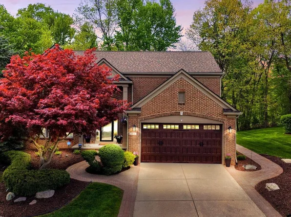 975 Hidden Creek Dr, South Lyon, MI 48178