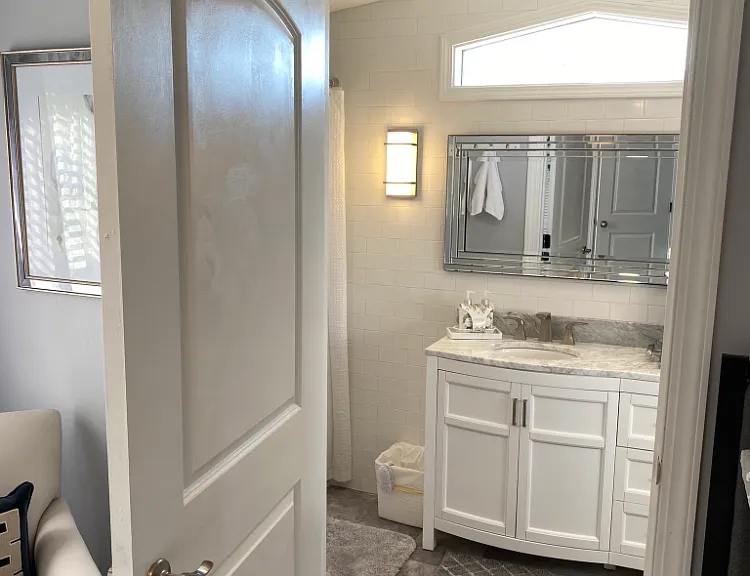 (1st Bathroom)