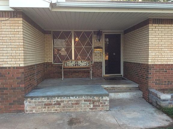 2nd image of 525 SW 42nd St