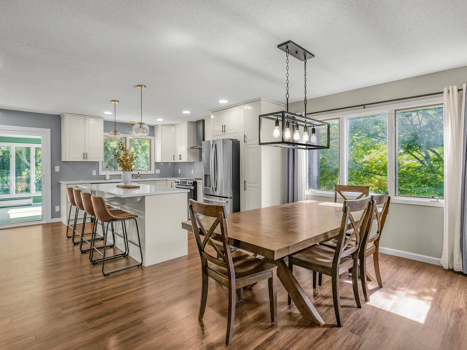 4 bed, 2600 sqft, $3,195 — Photo 3